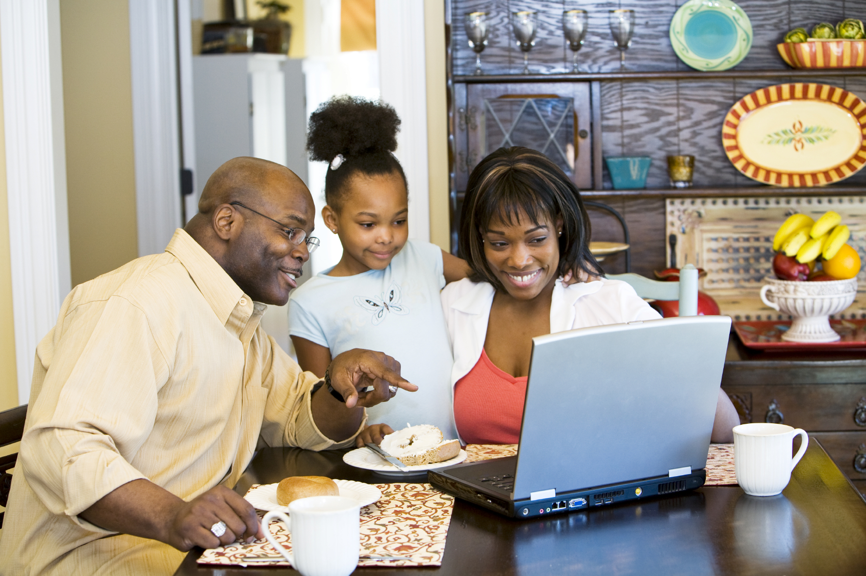 stock-family-laptop-kitchen