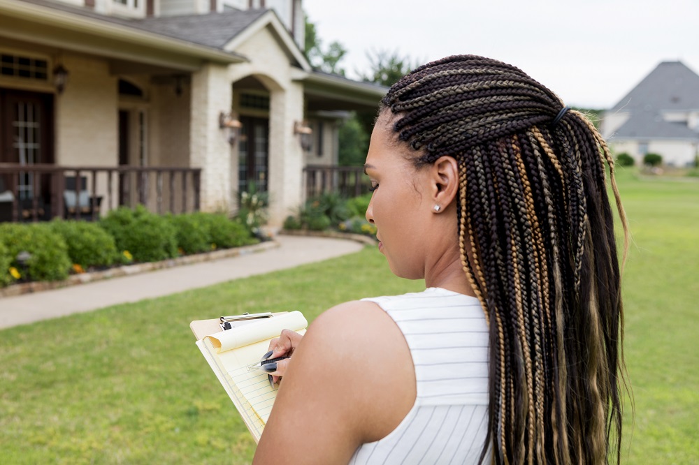 appraiser evaluating the value of a high-performing home 
